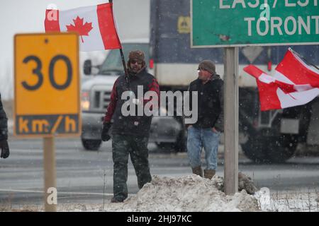 London, Kanada. 27th Januar 2022. Jan 27 2022, London, Ontario, Kanada, Hunderte von Menschen zeigen ihre Unterstützung auf der Überführung der Wellington Rd zur Unterstützung des LKW-Konvois. Kredit: Luke Durda/Alamy Live Nachrichten Stockfoto