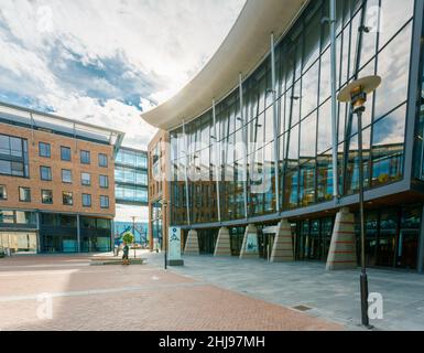 Typisches Beispiel Für Skandinavische Architektur. Das Außengebäude in Aker Brygge ist ein beliebtes Viertel für Shopping, Restaurants und Unterhaltung in Oslo Stockfoto