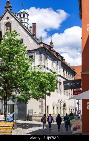 Ravensburg, Baden-Württemberg, Deutschland: Urbane Straßenszene hinter dem sogenannten Lederhaus, das um 1400 als Markthalle für einheimische Handwerker erbaut wurde. Stockfoto