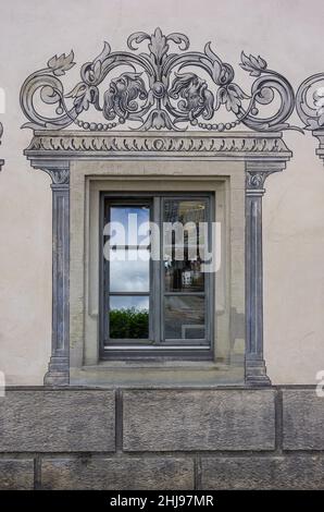 Fenster mit ornamentalem Renaissance-Malerrahmen am sogenannten Lederhaus aus der Zeit um 1400 in Ravensburg, Baden-Württemberg, Deutschland. Stockfoto