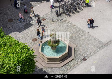 Ravensburg, Baden-Württemberg, Deutschland: Urbane Straßenszene rund um den Brunnen am Marienplatz, Blick vom Blaser-Turm, 7. Juni 2017. Stockfoto
