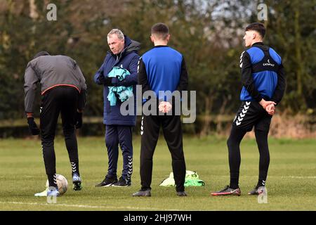 OLDHAM, GROSSBRITANNIEN. JAN 27th John Sheridan (Cheftrainer) von Oldham Athletic beim Training in Chapel Road, Oldham am Donnerstag, 27th. Januar 2022. (Kredit: Eddie Garvey | MI Nachrichten) Kredit: MI Nachrichten & Sport /Alamy Live Nachrichten Stockfoto