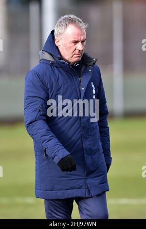 OLDHAM, GROSSBRITANNIEN. JAN 27th John Sheridan (Cheftrainer) von Oldham Athletic beim Training in Chapel Road, Oldham am Donnerstag, 27th. Januar 2022. (Kredit: Eddie Garvey | MI Nachrichten) Kredit: MI Nachrichten & Sport /Alamy Live Nachrichten Stockfoto