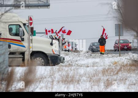 London, Kanada. 27th Januar 2022. Jan 27 2022, London, Ontario, Kanada, Hunderte von Menschen zeigen ihre Unterstützung auf der Überführung der Wellington Rd zur Unterstützung des LKW-Konvois. Kredit: Luke Durda/Alamy Live Nachrichten Stockfoto