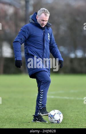 OLDHAM, GROSSBRITANNIEN. JAN 27th John Sheridan (Cheftrainer) von Oldham Athletic beim Training in Chapel Road, Oldham am Donnerstag, 27th. Januar 2022. (Kredit: Eddie Garvey | MI Nachrichten) Kredit: MI Nachrichten & Sport /Alamy Live Nachrichten Stockfoto