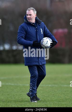 OLDHAM, GROSSBRITANNIEN. JAN 27th John Sheridan (Cheftrainer) von Oldham Athletic beim Training in Chapel Road, Oldham am Donnerstag, 27th. Januar 2022. (Kredit: Eddie Garvey | MI Nachrichten) Kredit: MI Nachrichten & Sport /Alamy Live Nachrichten Stockfoto