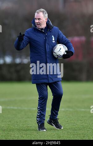 OLDHAM, GROSSBRITANNIEN. JAN 27th John Sheridan (Cheftrainer) von Oldham Athletic beim Training in Chapel Road, Oldham am Donnerstag, 27th. Januar 2022. (Kredit: Eddie Garvey | MI Nachrichten) Kredit: MI Nachrichten & Sport /Alamy Live Nachrichten Stockfoto