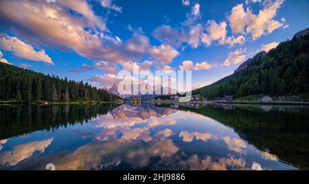 Panoramablick auf den See und die Stadt Misurina, Lago di Misurina, mit dem Berg Punta Sorapiss, der sich im Wasser spiegelt, L’istituto Pio XII. Stockfoto