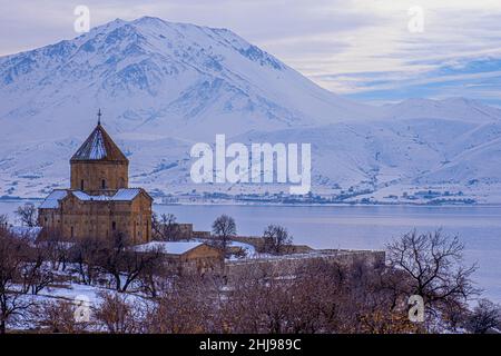 Akdamar Insel und Surp Kirche (Akdamar Kirche). Ein wichtiger religiöser Ort für das armenische Volk Stockfoto