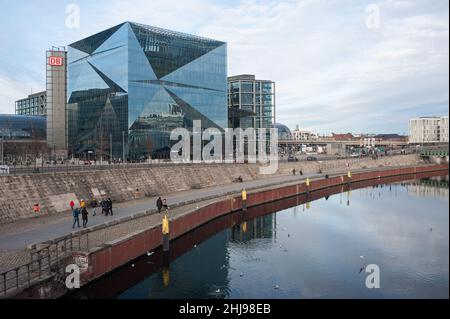 22.01.2022, Berlin, Deutschland, Europa - Blick auf den Berliner Hauptbahnhof und das futuristische 3XN Cube Berlin Gebäude am Washingtonplatz. Stockfoto