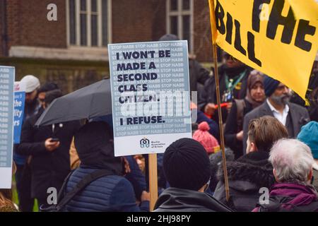 London, Großbritannien 27th. Januar 2022. Demonstranten versammelten sich vor dem parlament, um gegen das Gesetz über die Staatsbürgerschaft und die Grenzen zu protestieren, das es der britischen Regierung erleichtern wird, Menschen ihre Staatsbürgerschaft zu entziehen. Kredit: Vuk Valcic / Alamy Live Nachrichten Stockfoto