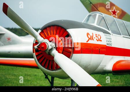 Der Yakovlev Yak-52 wurde ursprünglich als Kunstflugtrainer für Studenten der sowjetischen DOSAAF-Trainingsorganisation konzipiert. Stockfoto