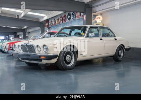 BARCELONA, SPANIEN – 25. MAI 2021: 1983 Jaguar Sovereign (Jaguar XJ12 Series III oder Daimler Vanden Plas) in Auto Storico Barcelona. Stockfoto