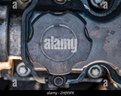 Einfüllverschluss zum Einfüllen von Motoröl in einen Automotor. Stockfoto