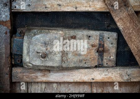 Antikes Kirchenschloss aus schwerem Holz Stockfoto