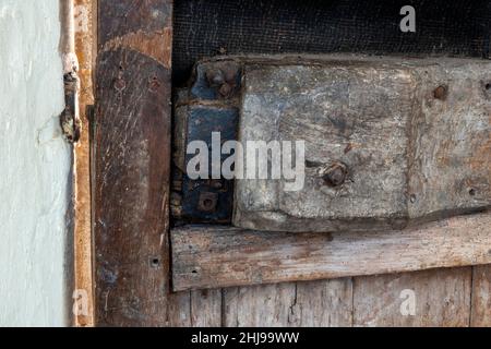 Antikes Kirchenschloss aus schwerem Holz Stockfoto