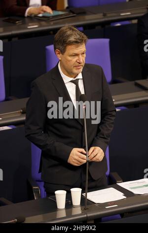 Berlin, 26. Januar 2022. Dr. Robert Habeck, der neue Bundeswirtschaftsminister, bei einer Befragung im Deutschen Bundestag. Stockfoto