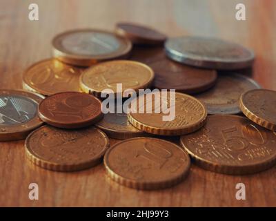 Viele Eurocents verschiedener Konfessionen, eine Nahaufnahme. Stockfoto