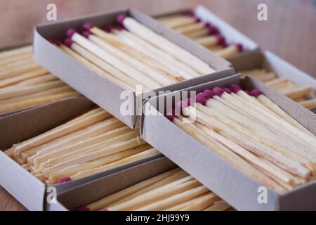 Mehrere Boxen gefüllt mit Streichhölzern, eine Nahaufnahme. Streichholzschachteln. Stockfoto