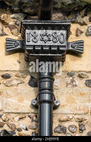 Guss-Abflussrohr-Trichter aus 1880 mit Randverzierungen und zentralem Hexagramm-Motiv Stockfoto