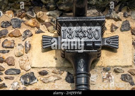 Guss-Abflussrohr-Trichter aus 1880 mit Randverzierungen und zentralem Hexagramm-Motiv Stockfoto