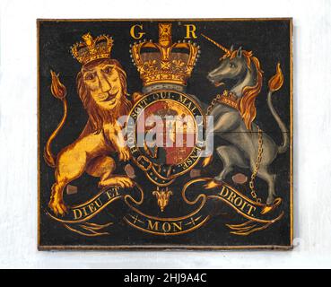 Bemalte Holztafel des königlichen Arms von George III in der Priory Church of St Mary, Letheringham, Suffolk Stockfoto