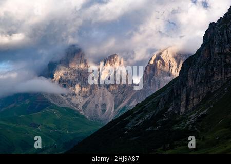 Die Gipfel von Sasso Piatto, Punta Grohmann und Spallone del Sassolungo (von links), teilweise wolkenbedeckt, vom Pordoi-Pass aus gesehen. Stockfoto