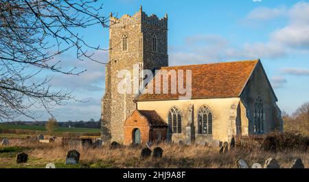 Vollständiges Bild der Priory Church of St Mary Letheringham, Suffolk, Großbritannien Stockfoto