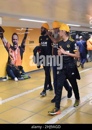 Wölfe Fußballfans, die am Spieltag durch die U-Bahn laufen Wolverhampton Wanderers gegen SC Braga - UEFA Europa League 19/09/2019 Stockfoto