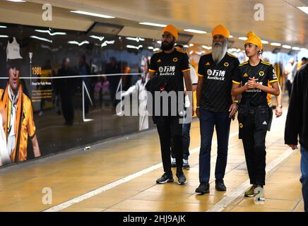 Wölfe Fußballfans, die am Spieltag durch die U-Bahn laufen Wolverhampton Wanderers gegen SC Braga - UEFA Europa League 19/09/2019 Stockfoto