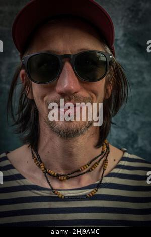 Bärtiger Mann Porträt in der Nähe von alten Farbe Stein Mauer Stockfoto