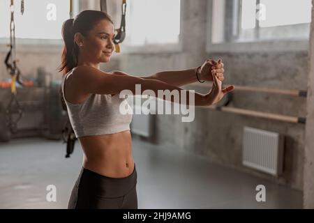 Aufnahme einer jungen Frau, die im Fitnessstudio arbeitet Stockfoto