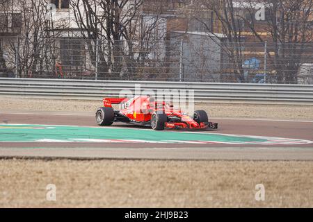 Maranello, Italien. 27th Januar 2022. Carlos Sainz Jr. (#55) während der privaten Formel-1 2022-Tests auf der Fiorano-Teststrecke mit einem 2018 F1-Auto (SF71H). Kredit: Massimiliano Donati/Alamy Live Nachrichten Stockfoto