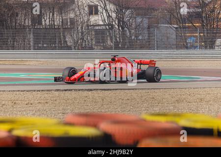 Maranello, Italien. 27th Januar 2022. Carlos Sainz Jr. (#55) während der privaten Formel-1 2022-Tests auf der Fiorano-Teststrecke mit einem 2018 F1-Auto (SF71H). Kredit: Massimiliano Donati/Alamy Live Nachrichten Stockfoto