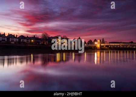 Sonnenaufgang auf dem Fluss Trent am Victoria Embankment Nottingham Nottinghamshire England Stockfoto