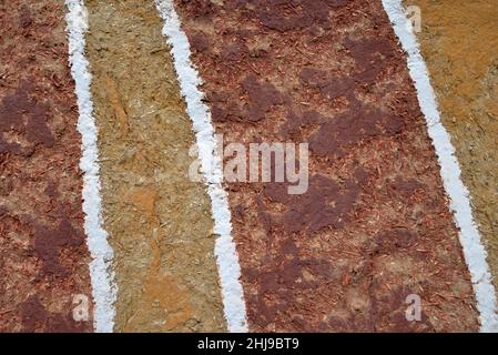 Braun und gelb Hauswand Hintergrund aus Ton und Stroh mit weißen Streifen Stockfoto