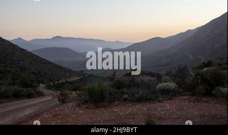 Ein Tal der schwindenden Hügel im Vleiland-Gebiet des Distrikts Laingsburg in Südafrika Stockfoto