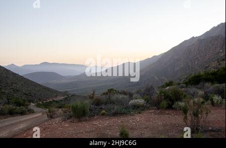 Ein Tal der schwindenden Hügel im Vleiland-Gebiet des Distrikts Laingsburg in Südafrika Stockfoto