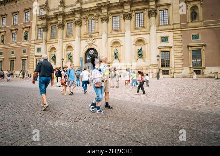 Touristen besuchen den Königspalast in Gamla Stan, wo König Carl XVI Gustaf sein Büro hat. Stockfoto