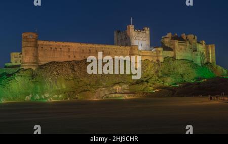 Die atemberaubende Burg von Bamburgh, Northumberland bei Nacht aufgenommen. Voll beleuchtet . Northumberland UK Stockfoto