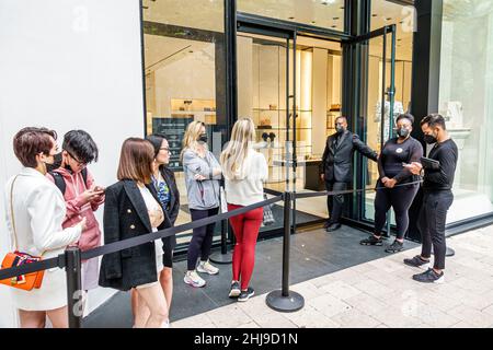 Einkaufsbummel im Miami Florida Design District Chanel französische Luxusmode-Designerin, Damenmode, Schlange am Eingang vor dem Laden Stockfoto