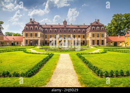 Schloss Rajec nad Svitavou. Klassizistisches Schloss im französischen Stil, nördlich der Stadt Brünn, Tschechien, Europa gebaut. Stockfoto