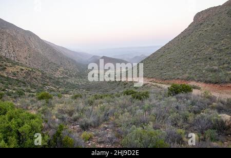 Ein Tal der schwindenden Hügel im Vleiland-Gebiet des Distrikts Laingsburg in Südafrika Stockfoto