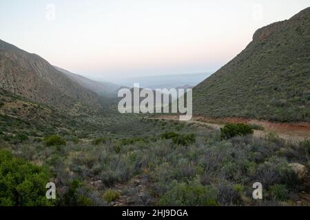 Ein Tal der schwindenden Hügel im Vleiland-Gebiet des Distrikts Laingsburg in Südafrika Stockfoto