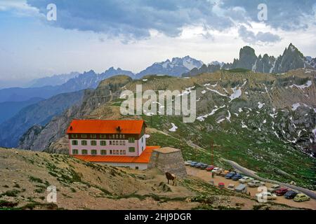 Blick Richtung Süden der Auronzo-Hütte mit Monte Cristallo und Cadini di Misurina im Hintergrund. Stockfoto