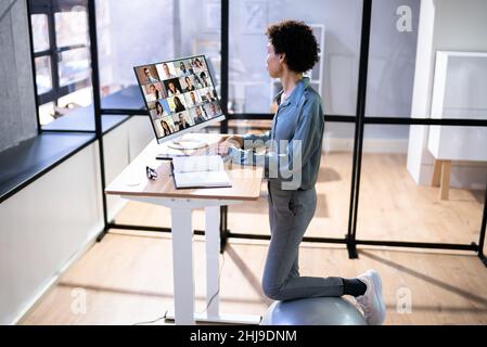 Videokonferenz Mit Elektrisch Verstellbarem Stehtisch Stockfoto