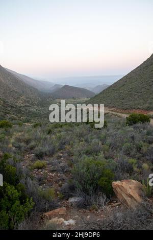 Ein Tal der schwindenden Hügel im Vleiland-Gebiet des Distrikts Laingsburg in Südafrika Stockfoto