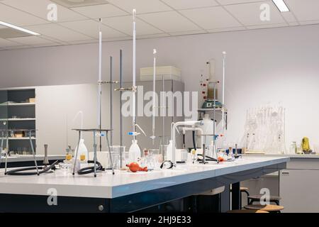 Titrationsaufbauten in einem Chemielabor an der Schule Stockfoto