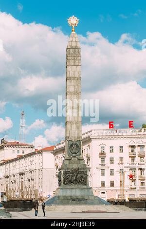 Denkmal mit ewiger Flamme zu Ehren des Sieges des Soldaten der sowjetischen Armee und Partisanen von Belarus In den großen Vaterländischen Krieg. Platz des Sieges In Stockfoto