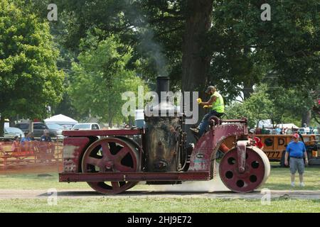 Dampfwalze, gekennzeichnet als Roese Brothers Pflaster, Ashville. Angesehen bei 72th Annual Reunion. 15., 16., 17., 18. Juli 2021. Miami Valley Steam Threshers Associa Stockfoto
